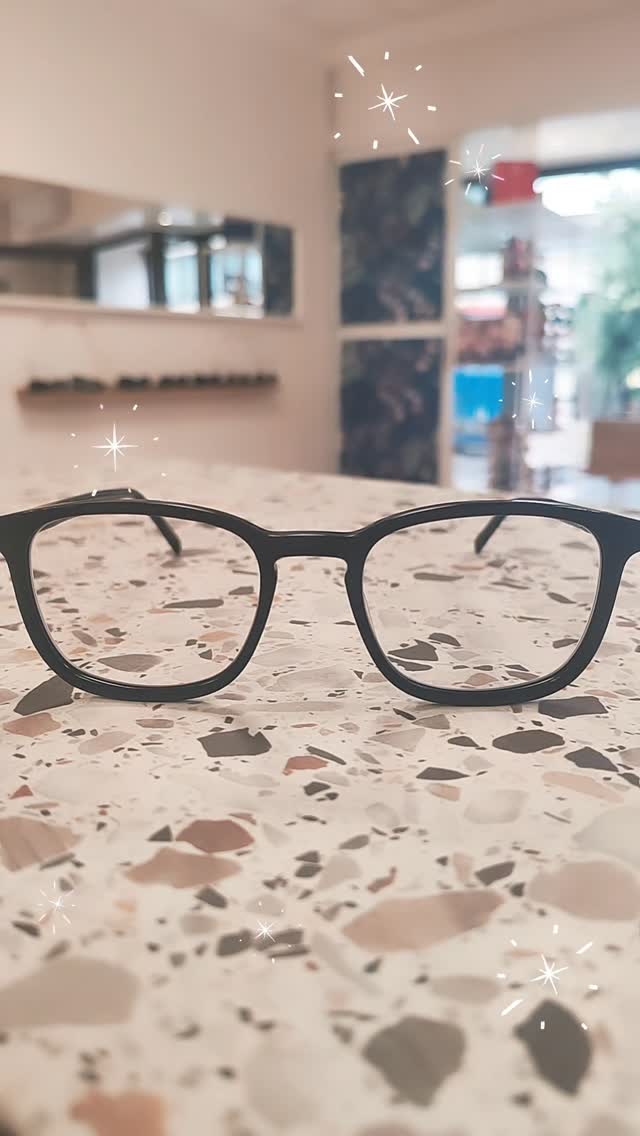 👓 Un matin productif chez Laurette&Lunettes !
Aujourd’hui, j’ai monté toutes ces jolies paires de lunettes – un vrai plaisir de voir défiler autant de styles différents : des montures sobres et élégantes, des colorées qui donnent le sourire, des formes audacieuses, d’autres plus douces… Bref, autant de façons d’exprimer votre personnalité à travers vos lunettes 🧡
🙏 Un immense merci à toutes celles et ceux qui me font déjà confiance depuis l’ouverture. Vos visites, vos sourires, vos retours positifs… c’est ce qui donne tout son sens à cette belle aventure locale.
🎉 Et pour fêter ensemble l’ouverture de Laurette&Lunettes, je vous propose en ce moment -20% sur TOUT le magasin !
C’est le moment idéal pour trouver la paire qui vous correspond vraiment, que ce soit pour vous… ou pour vos enfants (grâce à l'espace KidExpert 👦) !
📍 Je vous accueille en boutique avec joie, bienveillance et des conseils 100% personnalisés. À très vite !
Et vous, quand voulez vous changez de regard ?
#LauretteEtLunettes #OuvertureMagasin #MerciPourVotreConfiance #OpticienIndépendant #LunettesStylées #MonturesTendance #LunettesPourTous #KidExpert#opticienindépendant #opticienCauderan #ChangezDeRegard#OptiqueFrançaise##OpticienBordeaux
@morel_eyewear_official @binocle_eyewear @loucreationeyewear