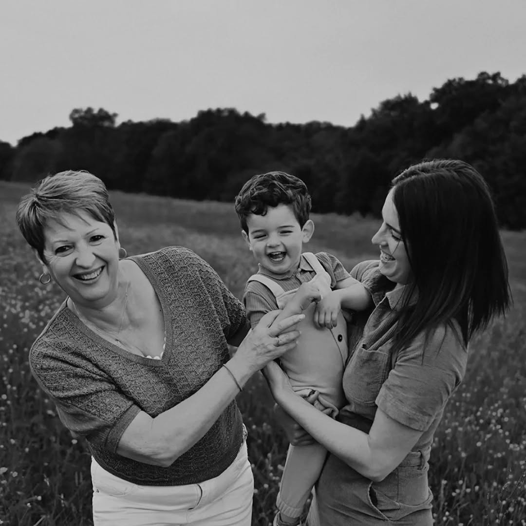 Séance famille
Ce jour là on était à 2 doigts de prendre une belle averse et finalement la lumière était douce et j'aime aussi beaucoup ce rendu.
3 générations et des souvenirs plein la tête 😊
Merci A pour ta fidélité
Merci de me permettre de suivre l'évolution de vos jolis famille 📸❤
#familytime #familyportrait #famille #familylove #portraitdefamille #love #amour #bonheur
#merefille #merefils #photographeportrait #photographefamille #merefille #photographedordogne #photographemonpazier #photographeperigueux #photographebiron #dordogne #photographelotetgaronne #lotetgaronne #lifstyle @fannyl_photographe