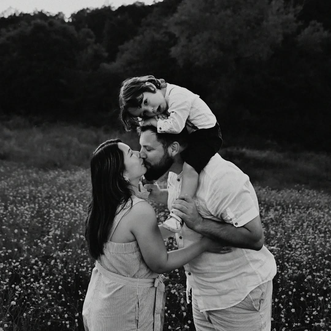 M + G & A
Regardez moi ces 3 beautés ❤
Encore un joli moment rempli d'amour et de rires
Quand les enfants pleurent pour ne pas partir, c'est qu'ils ont passé un bon moment je crois 🙈
Je suis carrément sous l'eau en ce moment et je ne prends pas du tout le temps de publier...
J'ai beaucoup de jolis moments à vous montrer
Je profiterai du congé Mat pour vous partager tout ça 😉
#familytime #familyportrait #famille #familylove #portraitdefamille #love #amour #bonheur #photographeportrait #photographefamille #merefille #photographedordogne #photographemonpazier #photographeperigueux #photographebiron #dordogne #photographelotetgaronne #lotetgaronne #lifstyle @fannyl_photographe