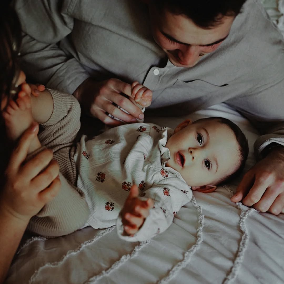 J'ai retrouvé M & F, cette fois ci accompagnés de leur puce d'amour ❤
Voir votre famille s'agrandir et immortaliser tout cet amour qui deborde....quelle chance
Merci merci merci ❤📸
#familytime #familyportrait #famille #familylove #portraitdefamille #love #amour #bonheur #photographeportrait #photographefamille #merefille #photographedordogne #photographemonpazier #photographeperigueux #photographebiron #dordogne #photographelotetgaronne #lotetgaronne #lifstyle @fannyl_photographe