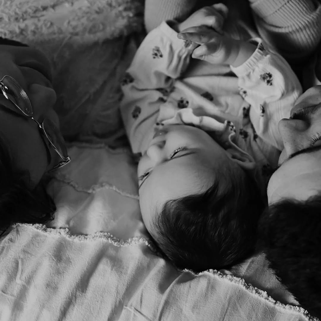 J'ai retrouvé M & F, cette fois ci accompagnés de leur puce d'amour ❤
Voir votre famille s'agrandir et immortaliser tout cet amour qui deborde....quelle chance
Merci merci merci ❤📸
#familytime #familyportrait #famille #familylove #portraitdefamille #love #amour #bonheur #photographeportrait #photographefamille #merefille #photographedordogne #photographemonpazier #photographeperigueux #photographebiron #dordogne #photographelotetgaronne #lotetgaronne #lifstyle @fannyl_photographe