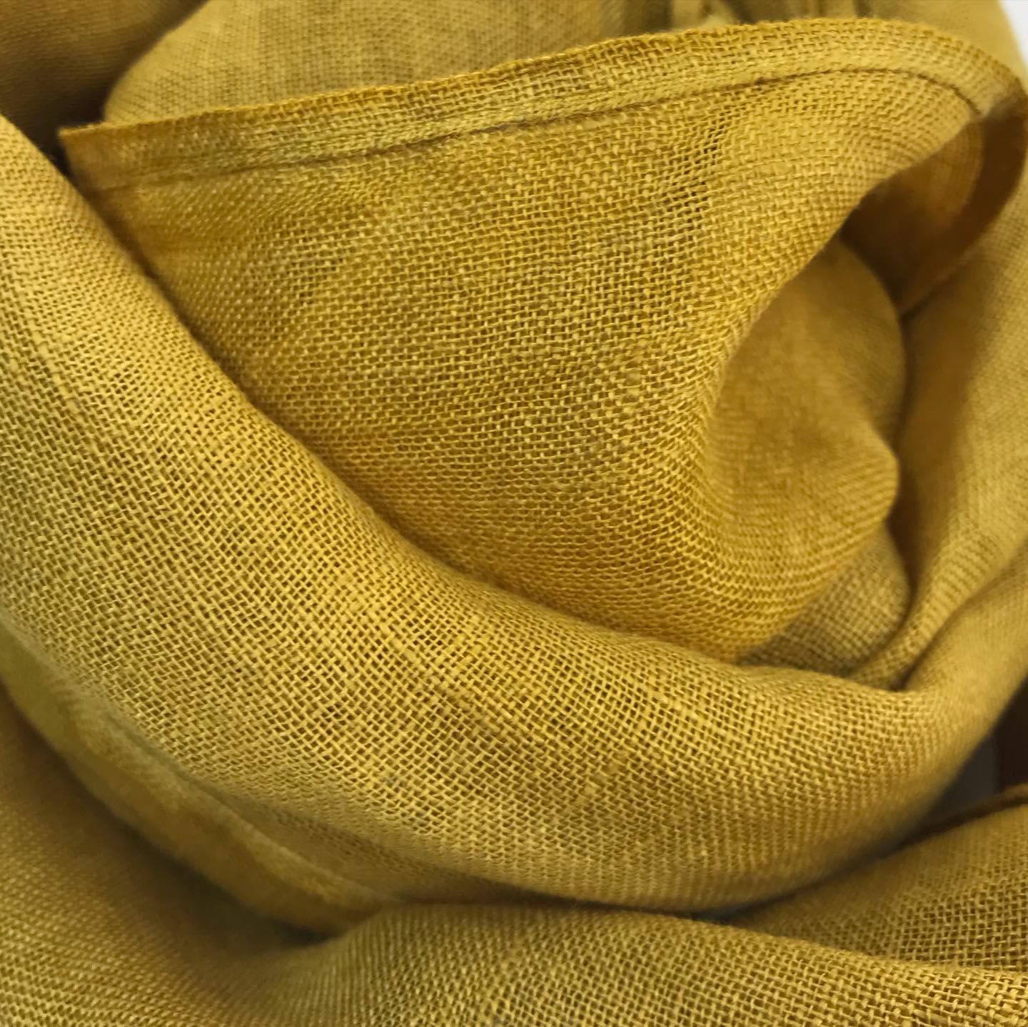 IDÉE CADEAU - retrouvez également sur la boutique en ligne de mon site Charlène Poret - Artextiles, les foulards en voile de lin biologique que je teints au plantes sauvages de Normandie et un parfois avec des plantes cultivées, que je réalise avec la teinture naturelle
Reine des près, tanaisie, persicaire des teinturiers, feuilles de bouleau, bogues de châtaignes…
#madeinnormandie #madeinfrance🇨🇵️ #teinturenaturelle #naturalcolors #craft #wildcolor #frenchcraft
—-
Charlene Poret - Artextiles
Gardienne de savoir-faire normand
Dentelle, teinture naturelle et broderie