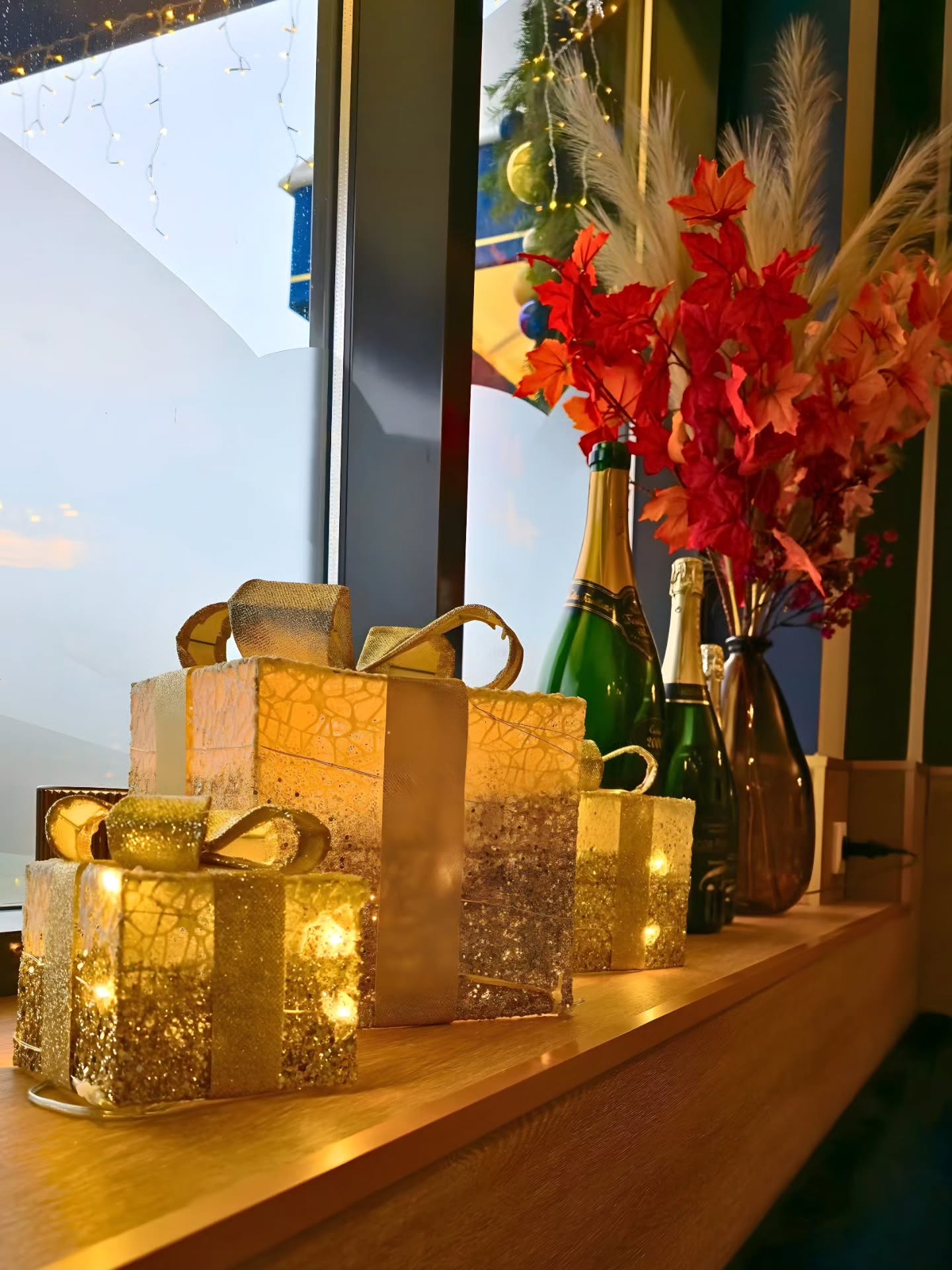 ✨ Noël s’installe doucement au 10Vins…
La salle se pare de ses décorations et l’ambiance devient encore plus chaleureuse à l’approche des fêtes.
À cette occasion, un nouveau plat fait son entrée à la carte :
Quasi de veau, fricassée des bois, pleurote royale grillée, jus réduit,
proposé en accord mets-vin avec un Vacqueyras 2022 — Domaine des Ondines.
Un plat de saison, travaillé avec finesse, qui reflète toute la signature de notre cuisine.
🎥 La semaine prochaine, nous vous dévoilerons un aperçu en cuisine :
un moment simple et authentique, au plus près du geste du chef.
Pour toute information ou réservation, lien en bio.
📞 01 60 97 99 57
📧 contact@le10vins.fr
📍 33 Rte de la Frm du Pavillon, 77600 Chanteloup-en-Brie
#le10vinsrestaurant #gastronomiefrançaise #chanteloupenbrie #noel2025 #platdesaison