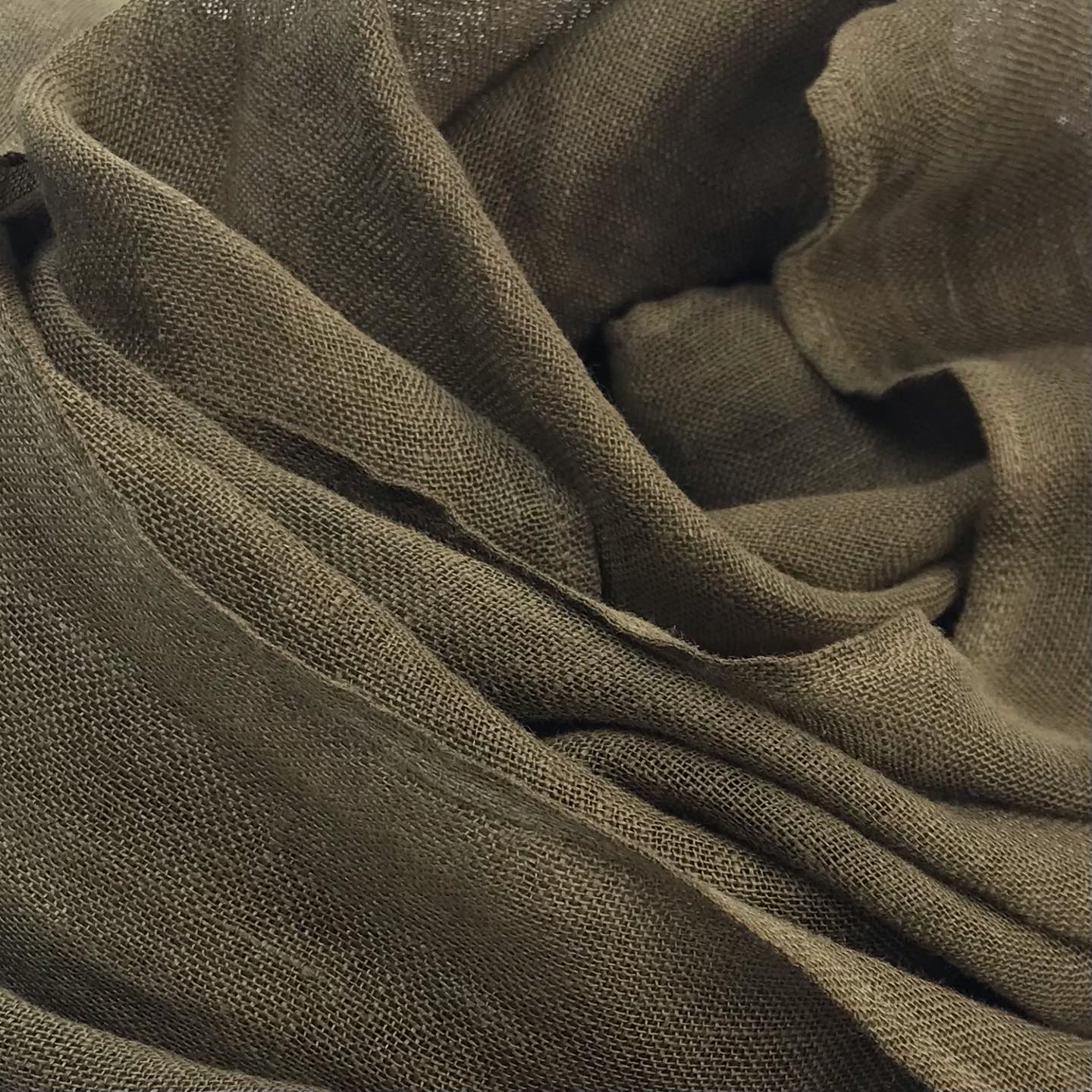 IDÉE CADEAU - retrouvez également sur la boutique en ligne de mon site Charlène Poret - Artextiles, les foulards en voile de lin biologique que je teints au plantes sauvages de Normandie et un parfois avec des plantes cultivées, que je réalise avec la teinture naturelle
Reine des près, tanaisie, persicaire des teinturiers, feuilles de bouleau, bogues de châtaignes…
#madeinnormandie #madeinfrance🇨🇵️ #teinturenaturelle #naturalcolors #craft #wildcolor #frenchcraft
—-
Charlene Poret - Artextiles
Gardienne de savoir-faire normand
Dentelle, teinture naturelle et broderie