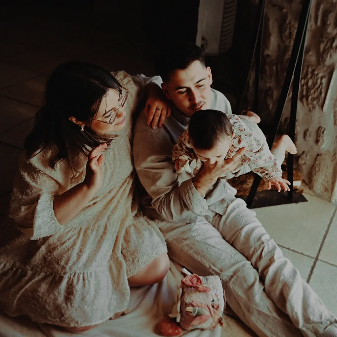 J'ai retrouvé M & F, cette fois ci accompagnés de leur puce d'amour ❤
Voir votre famille s'agrandir et immortaliser tout cet amour qui deborde....quelle chance
Merci merci merci ❤📸
#familytime #familyportrait #famille #familylove #portraitdefamille love amour bonheur photographeportrait photographefamille merefille photographedordogne photographemonpazier photographeperigueux photographebiron dordogne photographelotetgaronne lotetgaronne lifstyle @fannyl_photographe