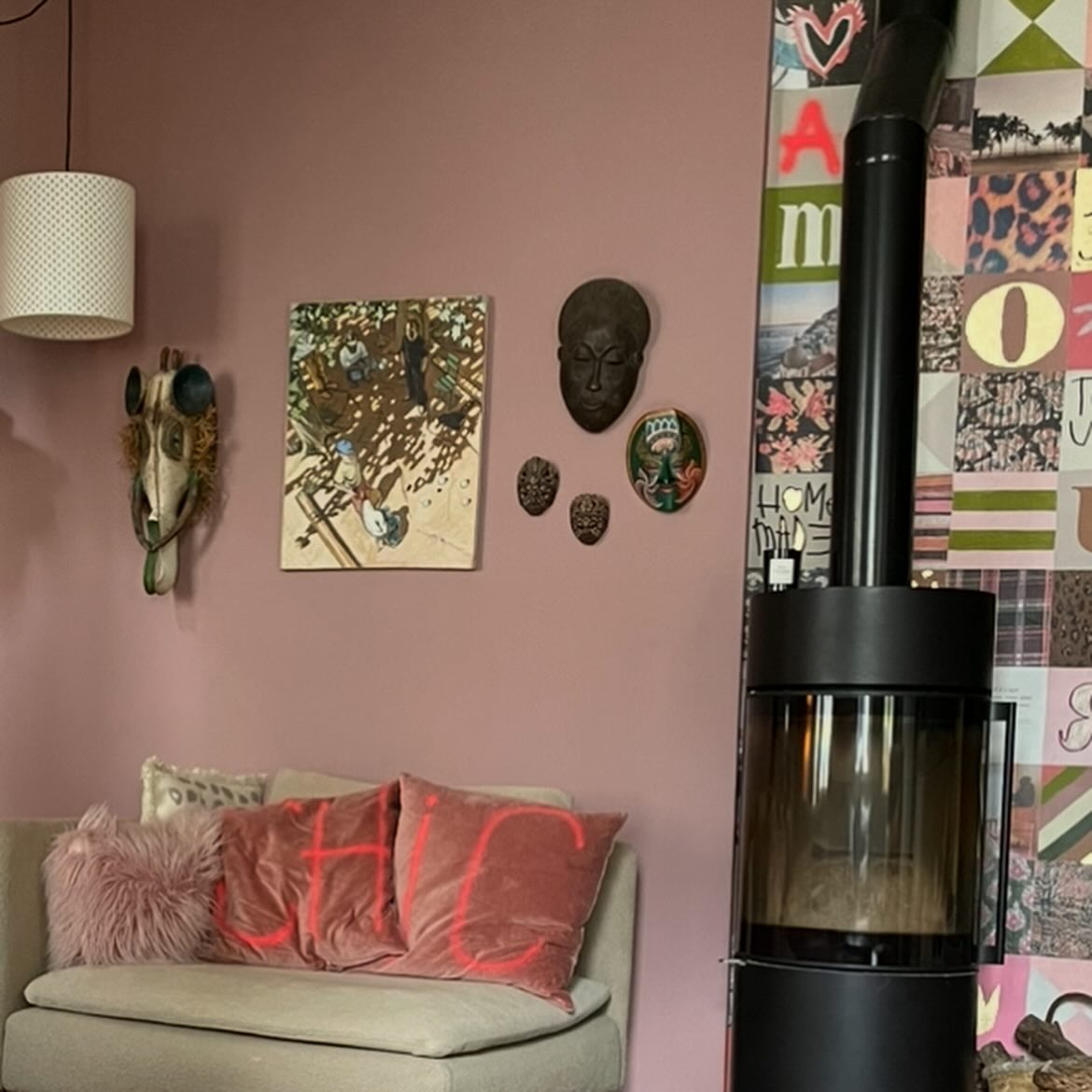 🎄 De Noël 2025 à l’an 2026 🌟
En cette période de transition, je vous invite à découvrir ce nouveau cadeau, une illustration faite de mosaïques, métissage unique de styles, de couleurs et d’images venues d’inspirations multiples et de quelques réalisations 2025.
Chaque création reflète à la fois mon univers et celui de mes clients, en s’adaptant parfaitement à leur personnalité et à leur espace.
Forte de cette expérience arty, je propose aussi des services de décoration d’intérieur pour compléter votre Chez Vous de ce petit quelque chose spécial, réconfortant, personnel et qui ne ressemble qu’à Vous !
J’ai à cœur de repenser les lieux, d’y apporter plus de fantaisie, de couleurs et de singularité, afin de leur donner une identité unique.
🌈 Je me déplace au-delà de la Touraine pour les Fresques, les Décors, à Paris, à Bordeaux, sur le Bassin d’Arcachon…
🌟 Parmi les belles surprises de 2026, la dimension décoration d’intérieur occupera une place de choix.
Restez informés, car de belles surprises vous attendent pour enrichir vos espaces !
🌟 En route vers 2026, je vous souhaite une année riche en créativité et en belles collaborations.
Merci à tous pour votre confiance, votre présence et vos soutiens qui sont essentiels et sans lesquels mon métier n’aurait que peu de sens.
Enjoy Life ❤️❤️❤️
#maisontokoto