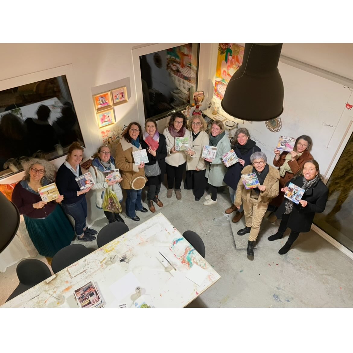 🎄 De Noël 2025 à l’an 2026 🌟
En cette période de transition, je vous invite à découvrir ce nouveau cadeau, une illustration faite de mosaïques, métissage unique de styles, de couleurs et d’images venues d’inspirations multiples et de quelques réalisations 2025.
Chaque création reflète à la fois mon univers et celui de mes clients, en s’adaptant parfaitement à leur personnalité et à leur espace.
Forte de cette expérience arty, je propose aussi des services de décoration d’intérieur pour compléter votre Chez Vous de ce petit quelque chose spécial, réconfortant, personnel et qui ne ressemble qu’à Vous !
J’ai à cœur de repenser les lieux, d’y apporter plus de fantaisie, de couleurs et de singularité, afin de leur donner une identité unique.
🌈 Je me déplace au-delà de la Touraine pour les Fresques, les Décors, à Paris, à Bordeaux, sur le Bassin d’Arcachon…
🌟 Parmi les belles surprises de 2026, la dimension décoration d’intérieur occupera une place de choix.
Restez informés, car de belles surprises vous attendent pour enrichir vos espaces !
🌟 En route vers 2026, je vous souhaite une année riche en créativité et en belles collaborations.
Merci à tous pour votre confiance, votre présence et vos soutiens qui sont essentiels et sans lesquels mon métier n’aurait que peu de sens.
Enjoy Life ❤️❤️❤️
#maisontokoto