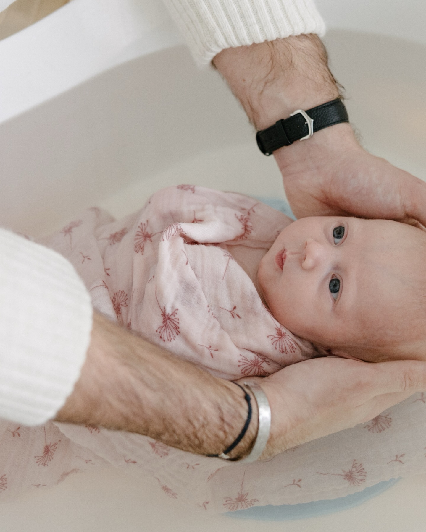 ✨ Nouvelle collaboration : un doux cocon de mémoire et de bien-être ✨
Nous sommes ravies de vous annoncer notre nouvelle prestation en duo, née d’une belle rencontre entre deux univers complémentaires :
💧 Le bain sensoriel, une parenthèse de tendresse et de connexion profonde entre bébé et ses parents, accompagnée par Bertille @lespetonsdebasile professionnelle en périnatalité.
📸 Le reportage photo, réalisé par Agathe P, pour immortaliser ces instants uniques avec douceur, authenticité et émotion.
Ensemble, nous vous proposons une expérience complète :
un moment de détente, de lien et de souvenirs inoubliables, où chaque regard, chaque geste devient un trésor à garder pour toujours.
Offrez-vous (ou offrez à un proche) ce temps suspendu, où bien-être et mémoire se rencontrent autour de votre bébé.
📅 Les premières dates sont disponibles à la réservation, contactez-nous pour plus d’informations
#bainsensoriel #lifestylephotographer #photographelille