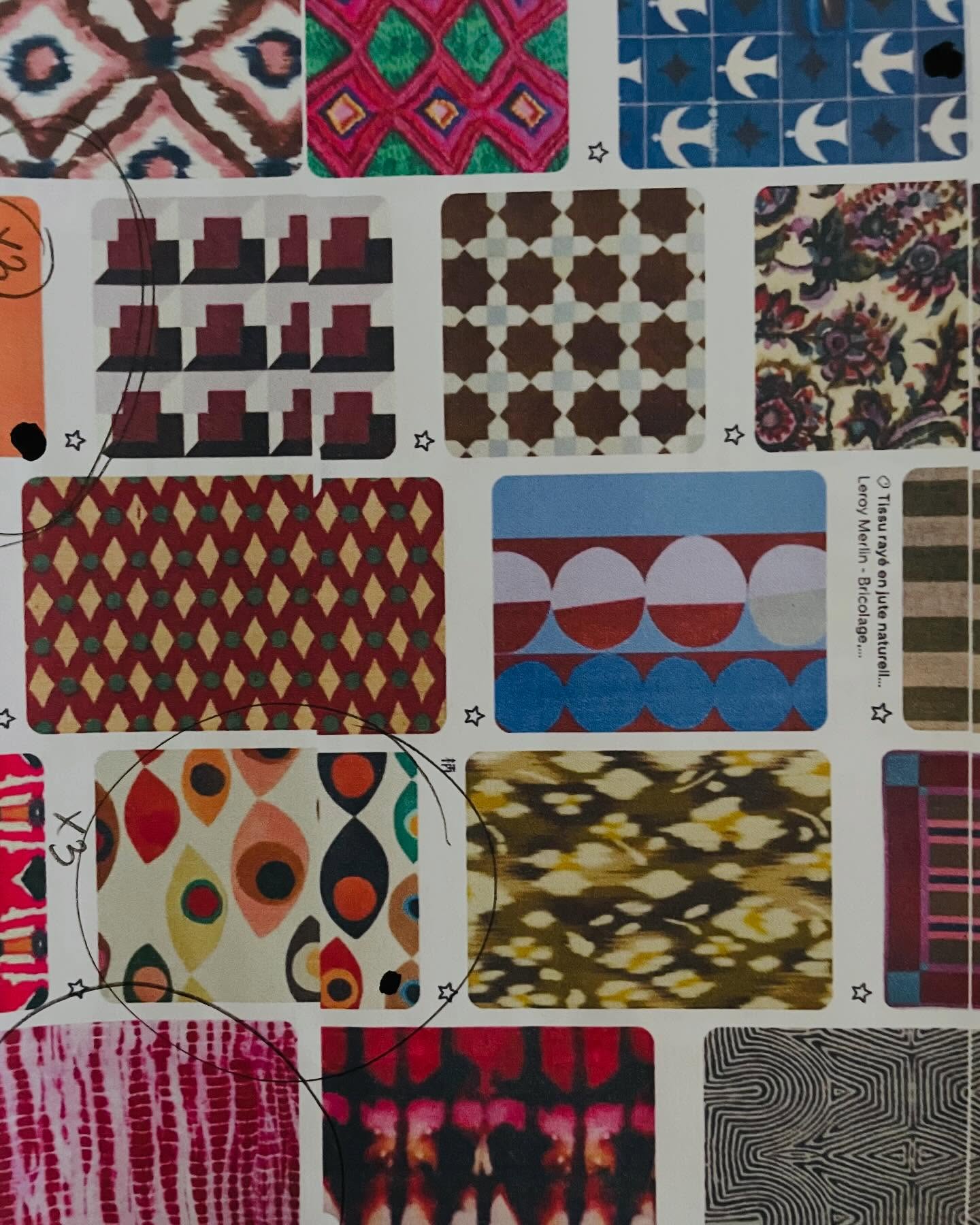 PROJET SAINT-MARTIN mosaïque sur mesure !
En ce moment, je travaille sur un projet unique au cœur du quartier du Cloître Saint-Martin à Tours, chez un particulier.
Cette mosaïque de 4 m², prévue dans le salon, est conçue avec plus d’une centaine de carrés créés à la main.
Chaque motif, qu’il soit issu d’un collage ou d’une peinture originale, est le fruit d’un travail minutieux et personnalisé, qui reflète l’essence même de ceux qui vont l’admirer au quotidien d’une part, mais aussi de leurs invités qui auront trop envie de décortiquer l’accumulation de motifs et de partir à la découverte de leurs hôtes.
À travers cette création, l’espace se transforme immédiatement. Il devient le théâtre grandeur nature de ses commanditaires, parfois même un album souvenir, un jeu de piste aussi pour ceux qui profitent de cette œuvre unique.
À la fois tendance et intemporelle, la « FRESQUE NARRATIVE EN MOZAÏKS HAND MADE » est une mosaïque, façonnée à partir des échanges partagés, créant ainsi une œuvre à la fois personnelle et harmonieuse où chaque détail a une signification profonde.
J’ai vraiment hâte de vous partager cette nouvelle aventure de ouf (n’est-ce pas Audrey) !!!!!
🌈 Et vous, quelle histoire aimeriez-vous voir se refléter dans votre intérieur ? Partagez vos idées en commentaire et créons ensemble une mosaïque unique !
#fresque #mozaïks #tours #paris #bordeaux