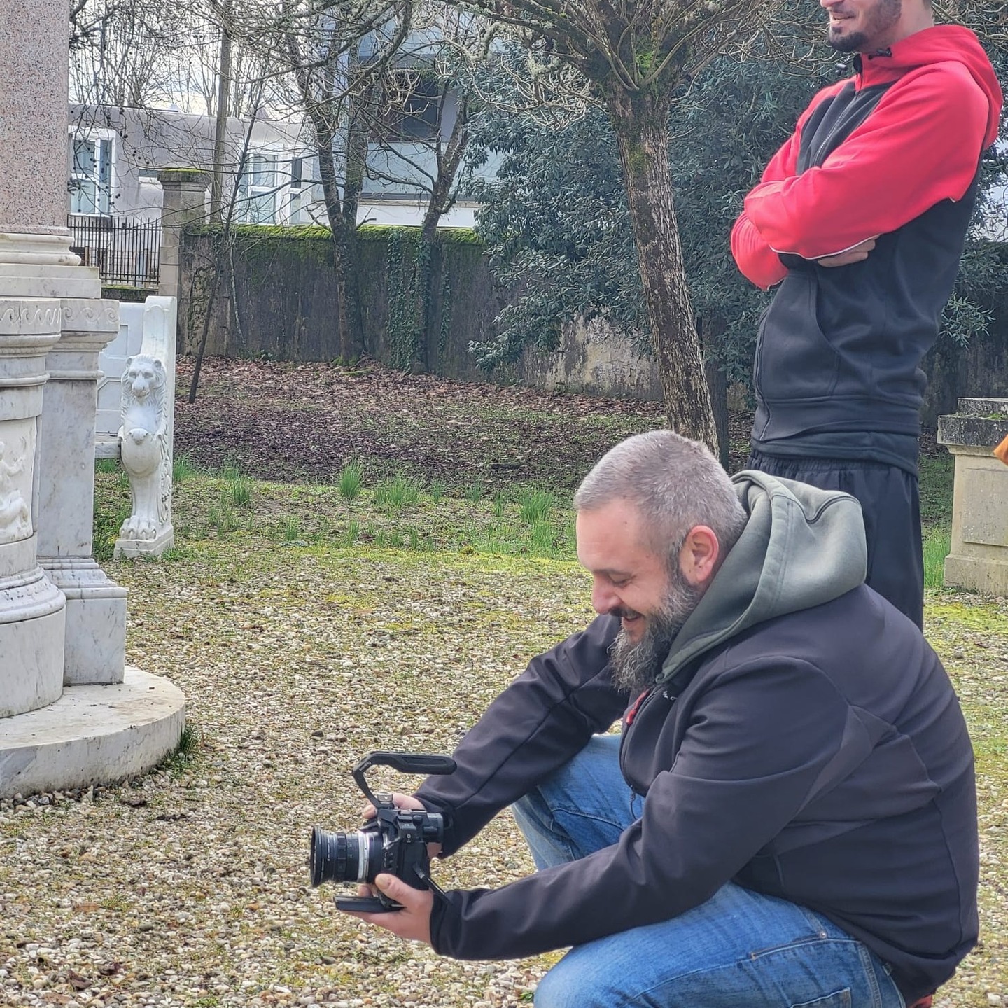 🎬 Un clip, une chanson, une énergie collective !
Dans le cadre du projet “Citoyens en devenir – Agir ensemble pour construire l’avenir”, porté par Léo Pour le Monde, en partenariat avec ML2R CADILLAC, MISSION LOCALE TECHNOWEST et Mjc Centre-Ville de Mérignac, plusieurs jeunes se sont engagés dans une magnifique aventure de création artistique.
Aux côtés de l’artiste MAKJA, ils ont participé à un véritable processus de création :
✍️ écriture
🎼 composition
🎙️ enregistrement
De cette collaboration est née une chanson forte, sensible et engagée… et aujourd’hui, nous sommes fiers d'avoir réalisé un clip vidéo qui l’accompagne 🎥
Porté par l’énergie et la sincérité des jeunes, ce projet questionne le monde actuel et fait émerger un message d’espoir fondé sur la solidarité, l’entraide et le respect des différences.
Il affirme avec conviction que l’avenir se construit ensemble, au-delà des origines, des parcours et des clichés.
👏 Un immense bravo à :
Drys, Garance, Juliette, Shana, Laurene, Ayatou, Jade, Jimmy, Kaison, Quentin, Kelly, Inès, Théo, Jérémie, Marine, Linoa, Roberto, Marouane, Yasmine, Mohamed
pour leur engagement, leur créativité et leur authenticité.
🙏 Merci à Baptiste Peyronnet pour la réalisation du clip vidéo que nous vous ferons découvrir prochainement..
Projet financé par la Caf de la Gironde et la Préfecture de la Gironde de la région Nouvelle-Aquitaine.