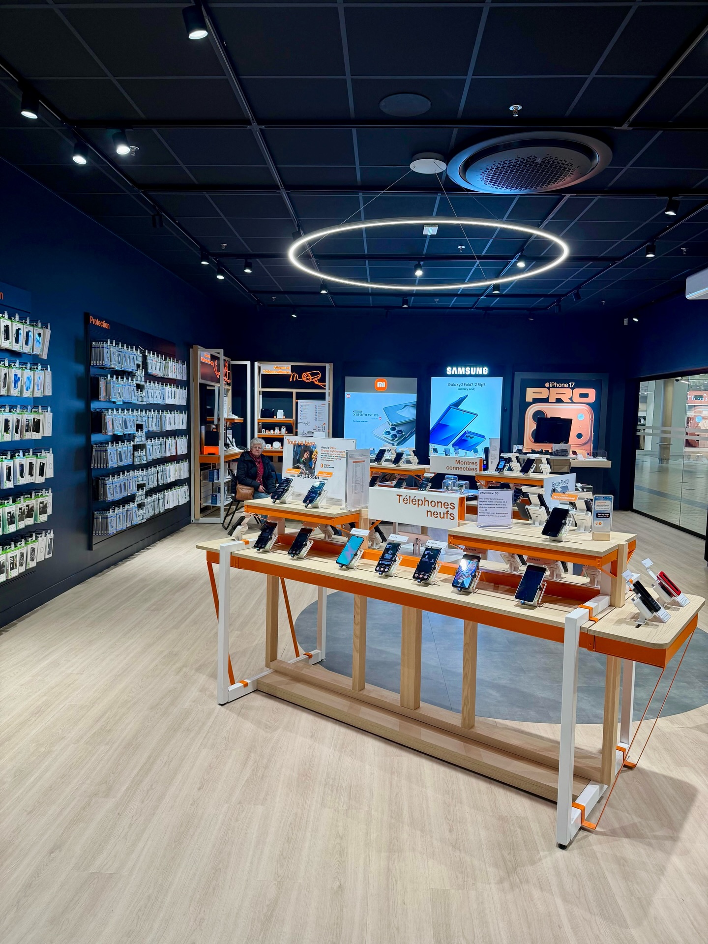 Renouveau.
À Saint-Martin-des-Champs, @orange_france a fait évoluer sa boutique avec un agrandissement et la mise en place de son nouveau concept...
220 m² réalisés en 8 semaines, avec un démarrage en pleine période estivale !
Un concept 𝗽𝗲𝗻𝘀𝗲́ 𝗽𝗼𝘂𝗿 𝗽𝗿𝗼𝗽𝗼𝘀𝗲𝗿 𝘂𝗻 𝗲𝘀𝗽𝗮𝗰𝗲 𝗽𝗹𝘂𝘀 𝗮𝗰𝗰𝘂𝗲𝗶𝗹𝗹𝗮𝗻𝘁, 𝗽𝗹𝘂𝘀 𝗹𝗶𝘀𝗶𝗯𝗹𝗲 𝗲𝘁 𝗽𝗹𝘂𝘀 𝗿𝗲𝘀𝗽𝗼𝗻𝘀𝗮𝗯𝗹𝗲, 𝗮𝘂 𝘀𝗲𝗿𝘃𝗶𝗰𝗲 𝗱𝗲 𝗹’𝗲𝘅𝗽𝗲́𝗿𝗶𝗲𝗻𝗰𝗲 𝗰𝗹𝗶𝗲𝗻𝘁.
Sur ce projet, @groupe_pages est intervenu en TCE, pour assurer l’ensemble des travaux.
Une réalisation menée dans les délais, pour un espace repensé afin de fluidifier les parcours… et les connexions 😉.