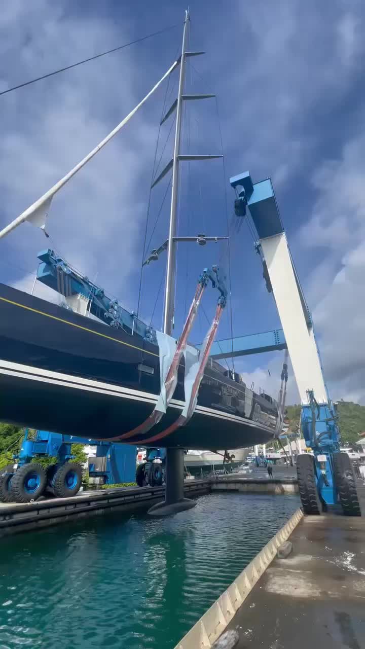 Handling of the Be Cool @nautorswan_official
Lenght : 39m
Weight : 170T
Gorgeous…🤩 #swan