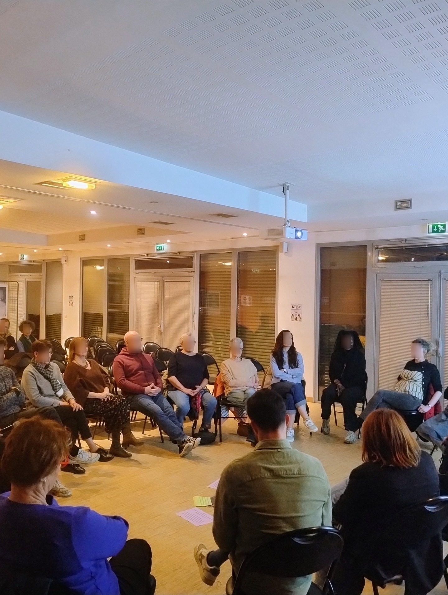 Retour sur une journée engagée contre les violences basées sur le genre !
Le 17 février, Léo Pour le Monde a eu l’honneur d’organiser à Mérignac une journée dédiée à la sensibilisation et à la prévention des violences basées sur le genre en partenariat avec l’association américaine Justice and Dignity for the Women of Sahel (JDWS) et l’organisation humanitaire Human Heart Compassion.
Plusieurs temps forts ont rythmé cette journée de mobilisation :
👉 des témoignages d’acteurs et d’actrices mobilisés sur le terrain, partageant leurs expériences et leurs actions concrètes ;
👉 l’exposition photographique « Blessure de femmes » de Catherine CABROL, offrant un regard puissant et sensible sur les réalités vécues et la diffusion du court-métrage « Paroles d'hommes sur blessures de femmes », mettant en lumière des hommes qui prennent la parole pour dénoncer les violences faites aux femmes et interroger leur propre responsabilité ;
👉 la présentation de la plateforme Deenal, un outil innovant mis en place par JDWS permettant de signaler les violences et d'orienter les victimes vers les structures adaptées ;
👉 des projections de podcasts de JDWS pour nourrir la réflexion ;
👉 un atelier philosophique animé par Sophie de Léo Pour Le Monde autour des notions essentielles de respect, d’égalité et de dignité ;
👉 une performance artistique de Sellou Blagone, mêlant expression artistique et plaidoyer, où la danse devient un langage puissant et silencieux pour dénoncer les violences faites aux femmes.
Cette journée a réuni de nombreux acteurs engagés autour d’une ambition commune : agir concrètement contre les violences, tout en créant un espace de dialogue entre réalités locales et internationales afin de faire entendre la voix des femmes et de renforcer des synergies durables.
Un grand merci à l’ensemble des partenaires, intervenants et participants pour leur engagement et leur contribution à la réussite de cet événement !
Evénement organisé avec le soutien financier de Mérignac