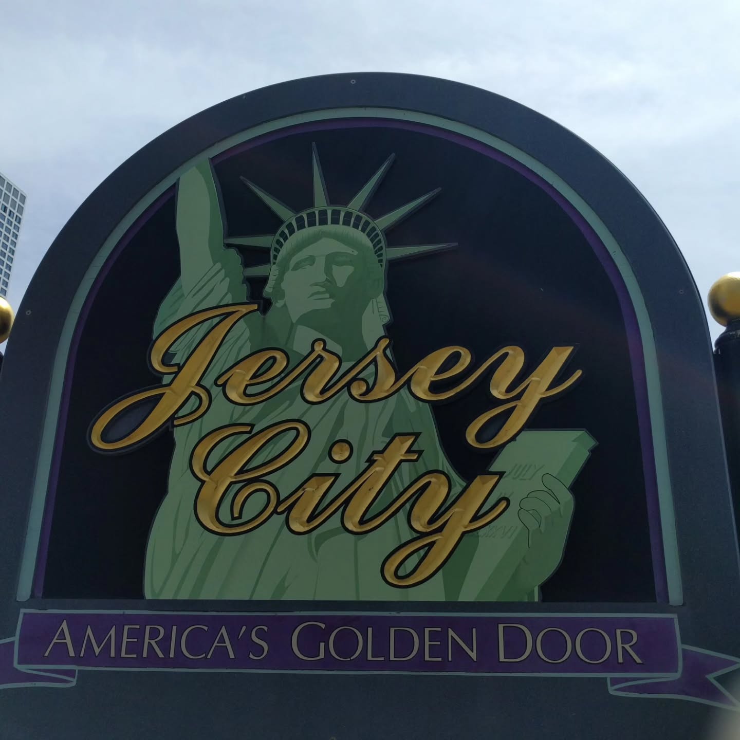 🇺🇸 English caption in the comments below! 👇👇👇
🇧🇪 Precies 10 jaar geleden stapten we 't vliegtuig op met niets meer dan 4 koffers, 2 rugzakken & 1 flinke dosis gezonde spanning🎒
Bestemming: New York City 🇺🇸 Wat begon als een avontuur van: "We zien wel waar we uitkomen", werd een decennium vol herinneringen, verhuizingen & inburgeren.
Als ik door deze foto’s van onze 1e weken blader, besef ik pas hoe groen we nog waren & hoe snel die 10 jaar zijn voorbij gevlogen!
Swift door de carrousel voor een trip down memory lane:
📸 1: Ik bij het Vrijheidsbeeld🗽 Je moet héél goed kijken door het grijze weer, maar ze staat er echt.
📸 2: Onze eerste weken hopten we van Airbnb naar Airbnb. Jersey City werd onze eerste thuis: 'America’s Golden Door' voelde dan ook erg toepasselijk.
📸 3: Het ultieme verhuisdilemma: welke schoenen overleven de selectie? 👠🥿👡Het plan was om de rest na te sturen. Spoiler: die dozen staan nog steeds in België & doen nu al 10 jaar dienst als 'tweedehandswinkel' als we op bezoek zijn.
📸 4: Volledig in toeristenmodus op Times Square. We woonden uiteindelijk 4 jaar in de Tri-State area. Ik dacht dat ik NYC kende, maar die stad is zo gigantisch & continu in beweging dat je er nooit écht klaar bent.
📸 5: "Oh kijk, een schattig eekhoorntje!" 🐿🥺 Fast forward naar nu: het zijn irritante, harige slopers die onze tuinmeubels, bloemen & autokabels kapotknagen.
📸 6 & 8: Cultuurshock: Wandelende witte ventjes🚶♂️ in plaats van een groen licht. En alles in GALLONS. Die gigantische koelkasten & keukentoestellen leken toen enorm, nu vind ik de Europese modellen maar klein. 😉
📸 7: Hoewel we Amerikanen wilden ontmoeten, was de nood aan een Belgische babbel & een goede pint soms hoog 🍺 Bxl Zoute (dat helaas niet meer bestaat) was onze redding. We keken er voetbal & maakten er vrienden voor het leven.
📸 9: In een *walk-in closet* die groter was dan mijn kledingkast thuis. Amerikaans comfort in een notendop. En bovendien standaard in de meeste woningen!
Cheers op 10 jaar 'living the dream', met alle ups, downs en gallons ijsthee🧊🧋 die erbij horen!
🇺🇸🇺🇸🇺🇸 👇👇👇English caption in the comments 👇👇👇🇺🇸🇺🇸🇺🇸
#10yearanniversary❤