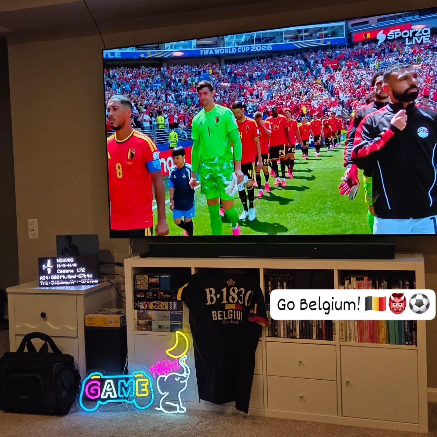 🇺🇸 English version in the comments!
🇧🇪 Gisteren was ik jarig! 🎂 Ik heb 't geluk dat ik mijn verjaardag bijna altijd op een speciale manier kan vieren. Gisteren was weer zo’n heerlijke dag.
Ik heb enorm genoten van de dag met 't Ventje in 'downtown' Leesburg. Je kan trouwens alles over 'mijn Leesburg' lezen in mijn recenste blog! (Zie link in bio! 📲)
Soms zijn 't de kleinste momenten die 't leukst zijn, zoals schommelen in een wipstoel op de 'porch' van Second Nature Coffee. ☕️ Ik dronk mijn koffie zoals wij Belgen dat meestal doen: met een stukje speculoos erbij. Hier gekend als 'Biscoff'. Je ziet ons koekje hier bijna overal. Maar zelden bij koffie. Mss is dit de reden waarom dit één van mijn favo koffieplekjes is in Leesburg😉
We lunchten bij een vrij nieuwe zaak: Shutters on King. De sfeer & 't interieur zijn prachtig, je merkt aan alles dat er goed over nagedacht is. Jammer genoeg iets minder over de lunchkaart. 't Was niet slecht, maar 't miste de 'wow-factor'. Mijn Chicken Parmesan was goed & de biefstuk van 't Ventje ook, al was 't wel jammer dat hij een extra bijgerecht moest bestellen om überhaupt wat groenten op zijn bord te krijgen. Ironisch genoeg was dat bijgerecht, de spruitjes, 't lekkerste van de hele maaltijd! De gegratineerde oesters vooraf waren wat aan de vette kant & de smaak van de oester viel weg bij de harissa-limoenboter. De echte ster van de lunch? De heerlijke sprankelende Rosé (een Crémant d'Alsace)🥂 Ik kom misschien nog eens terug om de uitgebreidere dinerkaart te testen!
Na een zalige wandeling door Leesburg was 't tijd voor cadeautjes van m'n gezin: een LEGO-bloemenboeket! 💐 Mijn eigen tuin wou ook een cadeau geven, want mijn echte rozen staan er prachtig bij🌹
's Avonds sloten we de dag af met 't WK voetbal: België - Egypte (wie anders?! 👹🇧🇪🇪🇬). Helaas gelijkspel, maar een punt is een punt, toch? Gelukkig had ik de perfecte traktatie tegen de wedstrijdstress. Na 10 jaar in de VS begin ik écht te veramerikaniseren: ik heb eindelijk een Costco-lidmaatschap (beetje zoals de Makro vroeger). Hoe kon ik dat (& m'n verjaardag) beter vieren dan met de bekende Costco Tuxedo chocolademoussetaart? ZO lekker! 😍🍰