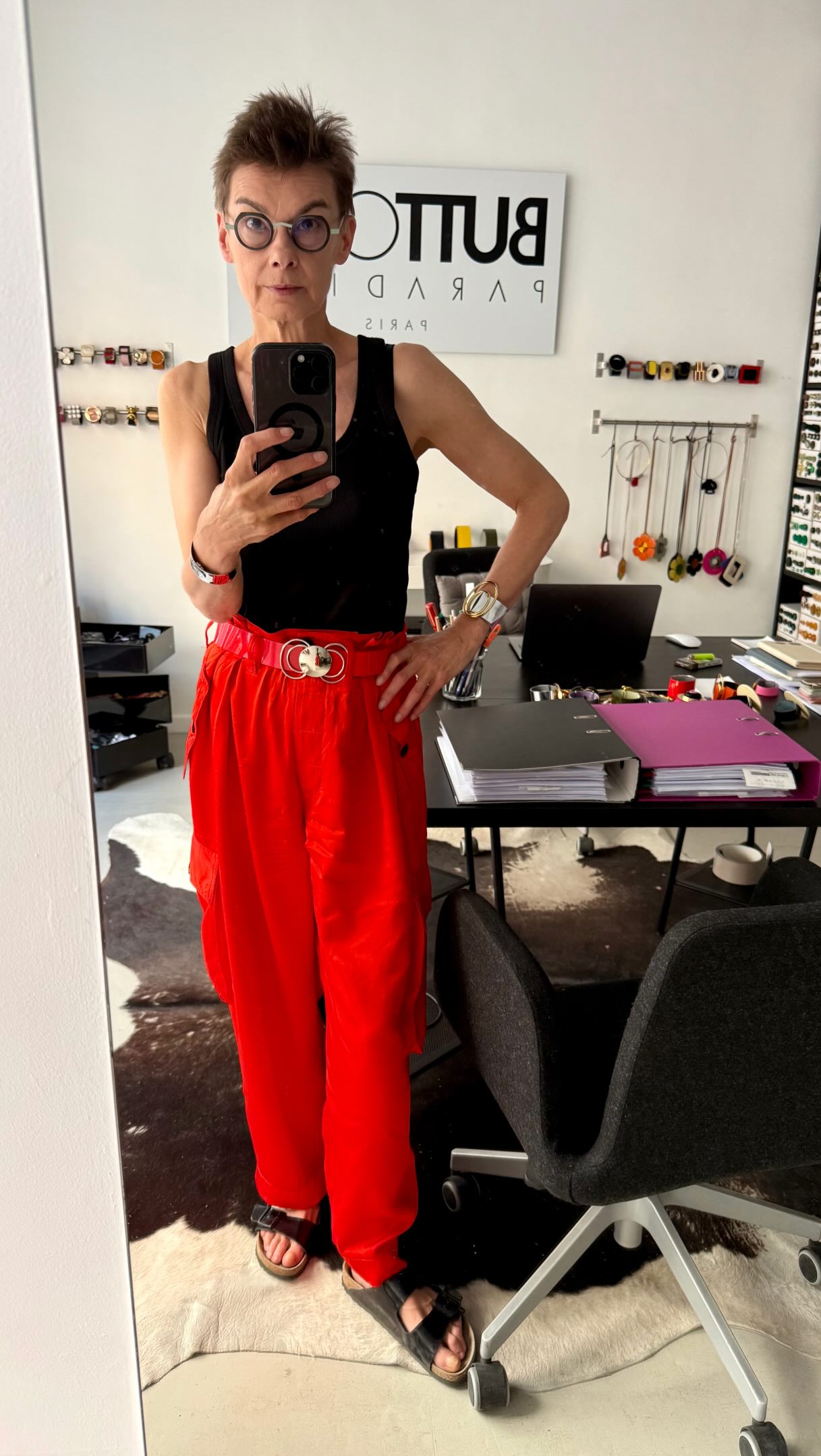 Chose promise chose due ! Voici en images et face à la caméra trois séries de coordonnés que j’adore !!! Un coordonné en langage de parurier est une parure d’accessoires comme des boutons et des boucles de couture d’une même famille ! Il s’agit d’un chic rare de nos jours mais très souvent créé par le passé où parure rimait avec bijou du vêtement ! - Boutons et boucles Soleil des années 80 - boutons et boucles Œil de Paris, un coordonné boucles et boutons que j’ai créé en associant les années 70 aux boutons métal argentés sublime de 1845 !!! - enfin, un coordonné italien et une parure très couture avec la clé de sol entre boucles et boutons de couture des années 90. Voilà. J’espère que vous vous régalerez en regardant ces face-caméras du jour. Aussi, avec l’émotion de parler face caméra, je vous parle de la largeur de la boucle qui n’est pas un ardillon mais un pont = la largeur de la ceinture pour savoir si elle passe dans les passants de vos pantalons, question que vous me posez souvent ! Sorry for the misfit!!!Et comme je vous le dis en fin de vidéo (pour les plus patientes !!!), nous travaillons beaucoup actuellement avec Julie @juliepsfromparis pour le futur salon @maisonetobjet de septembre prochain. Belle semaine à toutes et je vous embrasse !! PS : allez voir sur mon site ou plein de nouveautés sont au rendez-vous ! #buttonsparadise #paris #lovemyjob