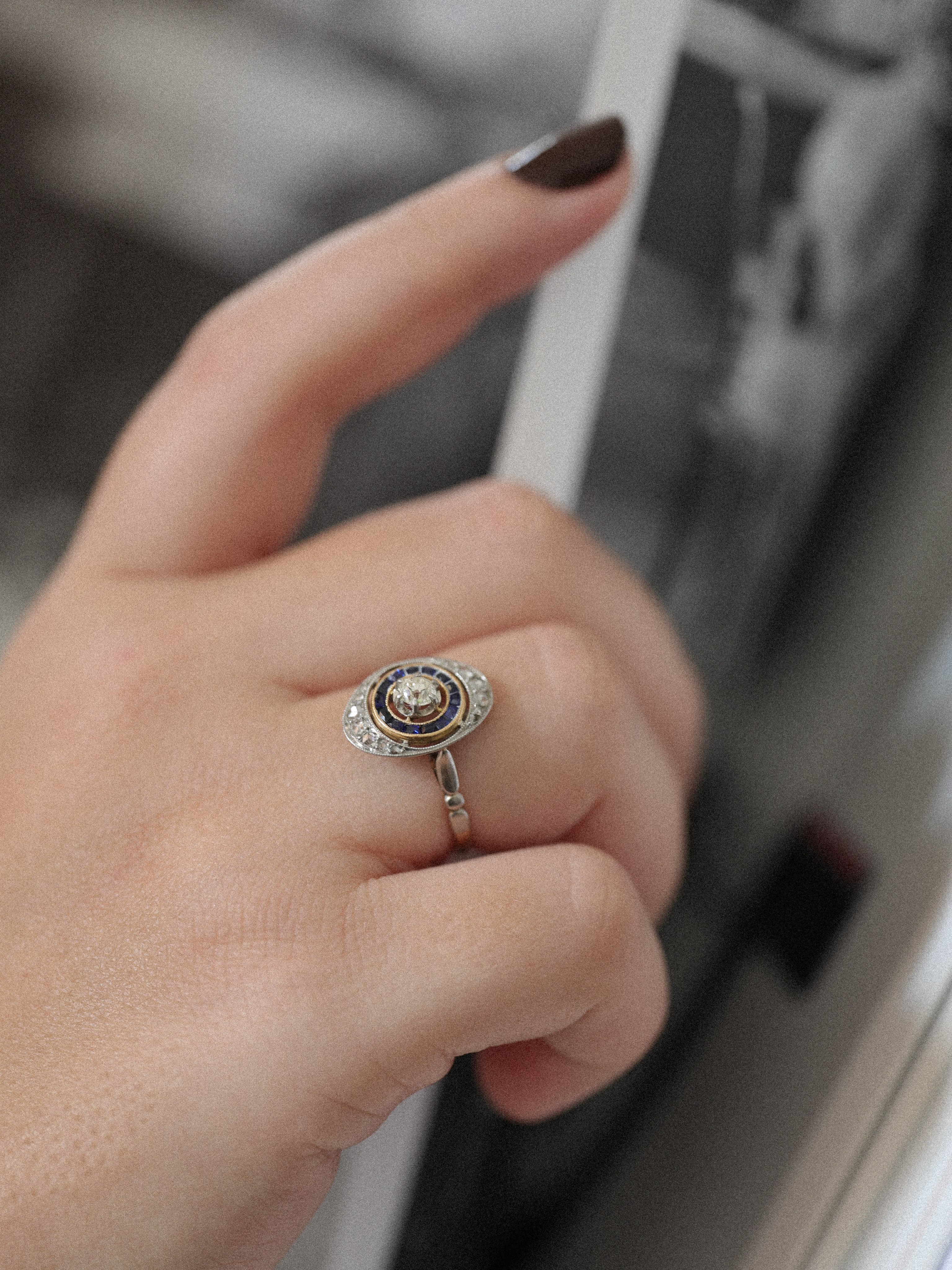 Bague ovale Art Déco des années 1920, diamant central d’environ 0,18 carat, saphirs calibrés et roses de diamants…
Chaque détail témoigne du raffinement joaillier de cette époque.
Et vous, qu’est-ce qui vous attire le plus dans une pièce ancienne : son histoire, ses pierres ou son style ? ✨
À retrouver dans notre boutique de Lyon au 25 rue du président Edouard Herriot.
