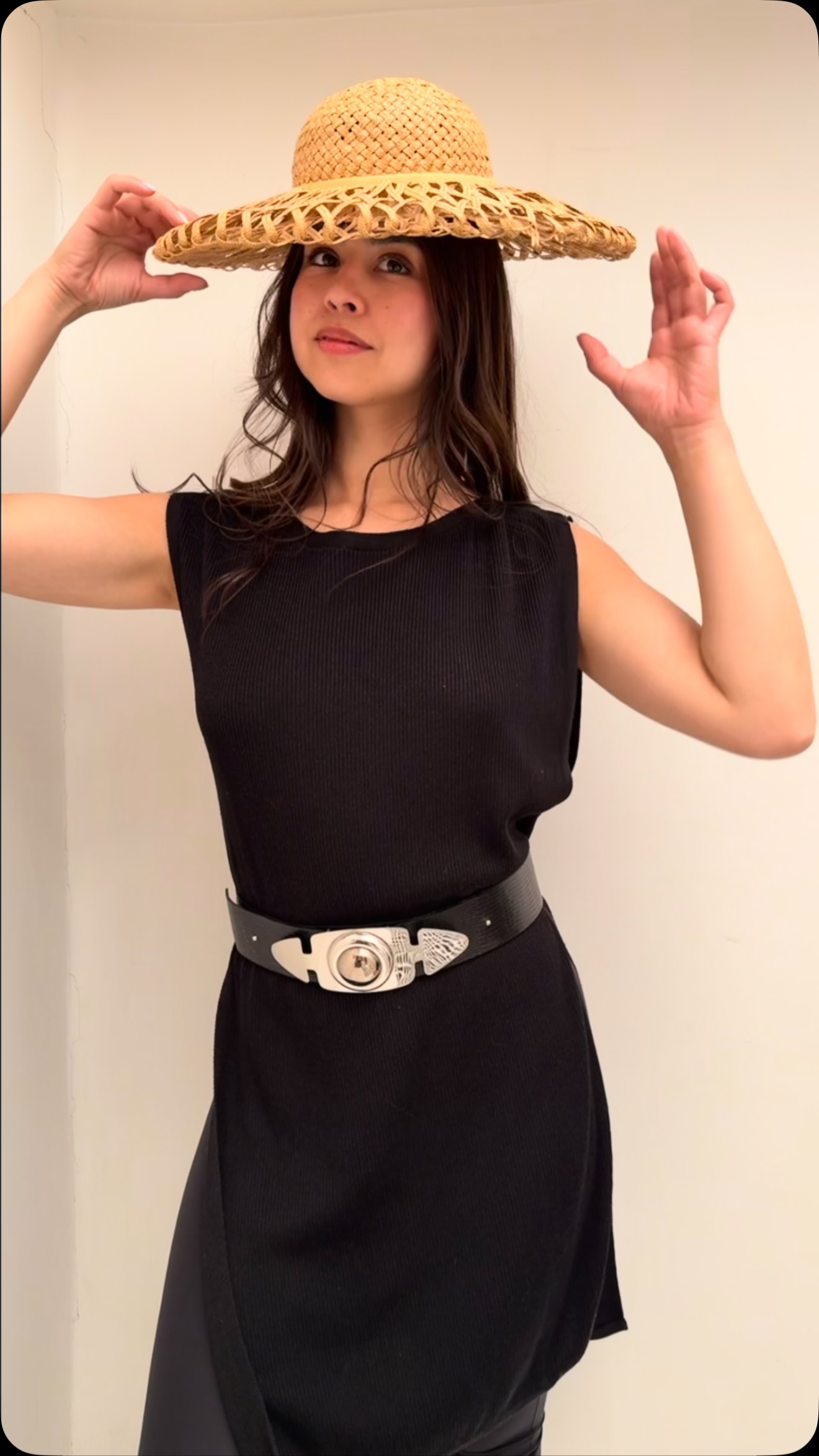 Je travaille depuis de nombreux jours sur ma nouvelle collection d’accessoires pour @maisonetobjet comme vous le savez (pour celles et ceux qui me suivent !!! 🙏) En complétant mon moodbook ce soir depuis chez moi, je regarde avec bonheur tous ces moments de complicité avec Shinta 🤍qui portent mes créations. J’aime les belles personnes, naturelles, une personnalité forte avec des sourires qui font joie !!! Shinta coche toute les cases. J’espère qu’elle ne m’en voudra pas mais cela me vient spontanément car je n’avais pas du tout prévu ce post ce soir !!!! Voila, c’est mon côté spontané et intègre certainement. Merci @shytlique pour ces instants de complicité et de rires.Merci à nos chats Liam (pour toi) et Max pour moi.And by the way, Liam, prénom irlandais était celui du petit dernier de Shirley et Michael, une belle famille irlandaise ou j’ai travaillé en tant que serveuse alors que j’étais étudiante, deux étés de suite à Shaldon dans le Devon UK. J’avais 17 ans. Je souris car Shirley et Michael étaient irlandais … avaient trois fils beaux comme des dieux et leur nom de famille était Salmon. Une sorte de couronnement irlandais ! Quant à moi, un an plus tard bac en poche, j’étais prise à l’essai à #royalshakespearecompany en tant qu’assistante costumière Belle semaine et je vous dis à très vite !!!#ceinturefemme #beautiful #womenbelt #paris